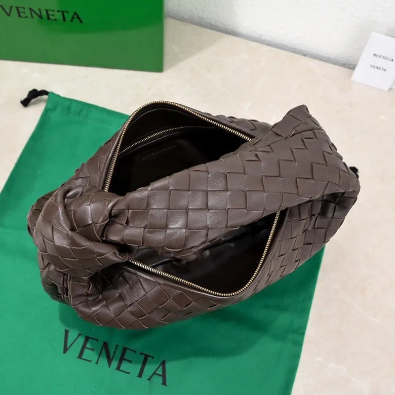 Batch 1460 BV Bottega Veneta 2022 Early Spring New Ladies Medium JODIE Handbag BV Bag 🔥The new method is to round the corners on the original basis and knot the round hobo bag with classic woven leather. The most iconic triangular pull-out design, using sheepskin draped soft shape, is super suitable for concave shapes~ Jodie feels really gentle to people, and is definitely the best item for daily matching. It has the same weave, new elements and twists, and is versatile. It is the new favorite of street style Internet celebrities! Size: 36*21*13 Model: 6697
